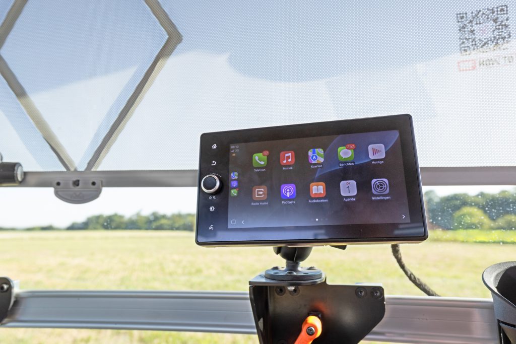Nieuwe optie: Apple Carplay of Android Auto. Hiervoor krijg je een extra scherm in de cabine.