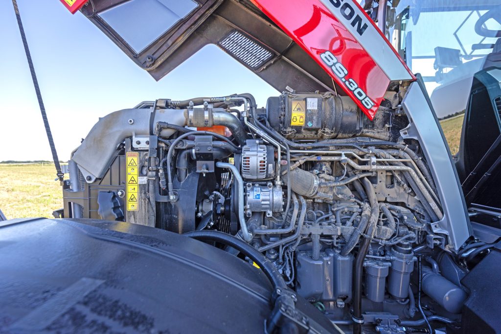 De MF 8S Xtra-serie is nu leverbaar met een koelventilator die z'n schoepen kan verdraaien. Op die manier wordt kortstondig de radiator schoon geblazen.