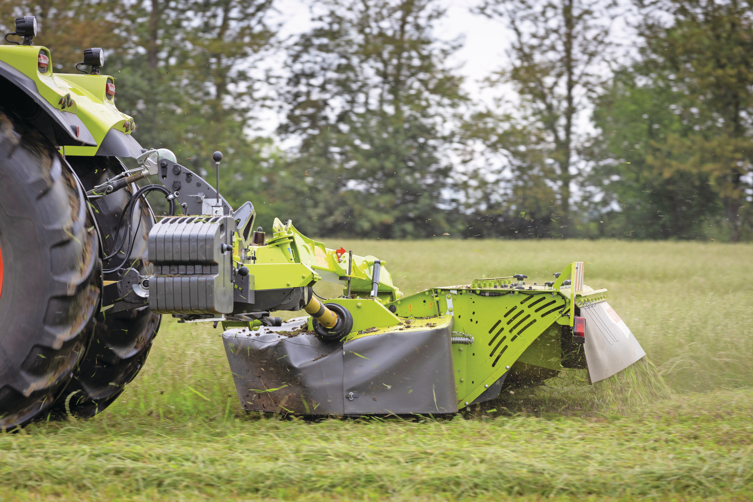 De Claas Disco Contour-maaiers hebben voortaan dezelfde kleurstelling als de grotere, eerder vernieuwde vlindermaaiers. Dat betekent onder meer dat de witte beschermdoeken hebben plaats gemaakt voor donkergrijze. Foto’s: Bob Karsten