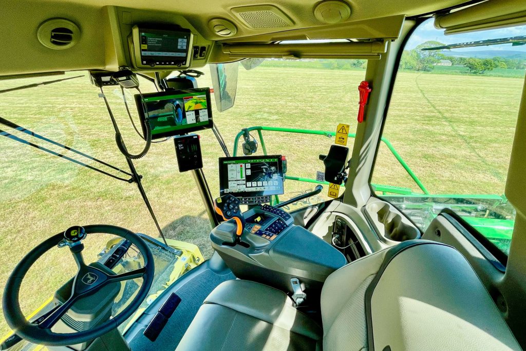 Een blik in de luxe cabine. De cabine is breder en dieper dan bij de voorgaande generatie. De stoel kan draaien en is voorzien van massagefunctie en ventilatie. Uiteraard is er ook een G5-beeldscherm en een infotainmentscherm, zoals we die kennen van de trekkers.