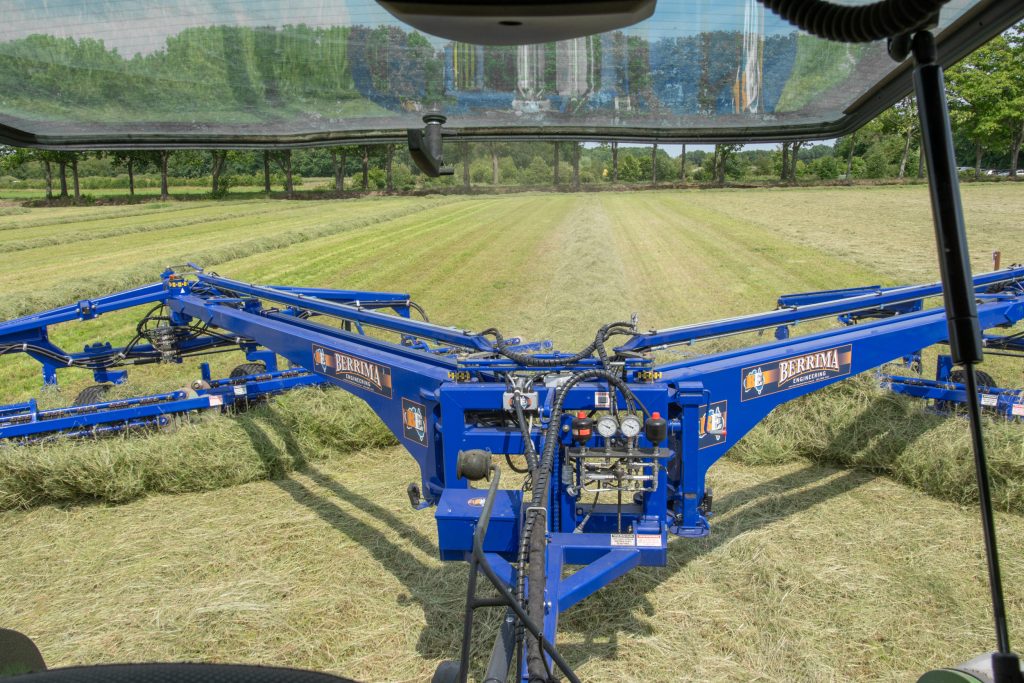 De harkelementen bestaan elk uit twee delen van 5 meter lang. Ze kunnen daarmee pendelen en de bodem volgen. De hark staat hier wat aan de lichte kant afgesteld, en laat daardoor wel eens een plukje liggen. Maar je ziet geen krassen van de tanden in het zand.
