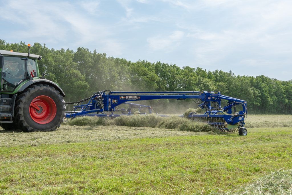 Bos bestelde de Berrima met een hydraulisch aangedreven schuddertje onder de dissel. Het idee is goed: je kunt het gras dan splitten waardoor het materiaal onder de rug ook kan drogen. Helaas is de bodemvrijheid te gering, waardoor je de kopakkerzwaden uit elkaar gooit. Om die reden haalde Bos de schudder toch weg.