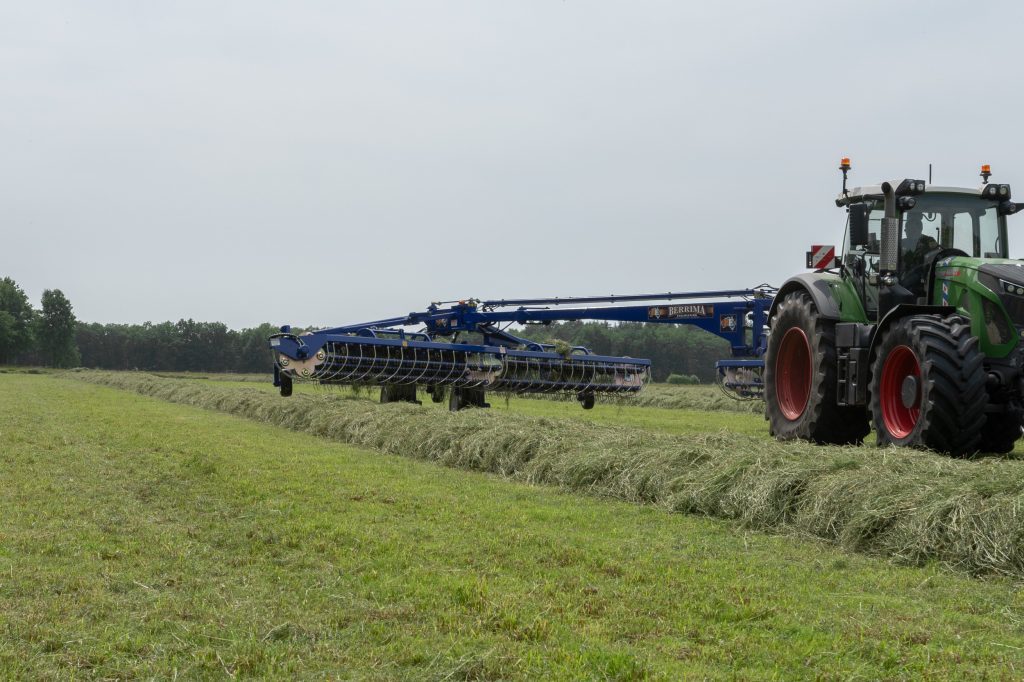 Voor het keren op de kopakker trekken cilinders aan het frame de elementen omhoog. Onder de elementen is er voldoende ruimte om over de gemaakte zwaden heen te draaien.