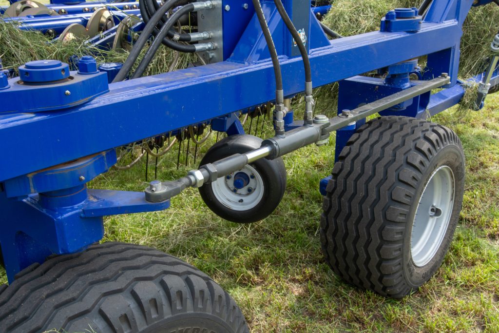 De stuurstang is opgesplitst en er is een cilinder tussen geplaatst. Zo kunnen de wielen de trekker beter volgen, wat vooral bij het keren op de kopakker belangrijk is.