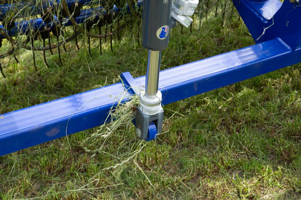 Om de werkdiepte te regelen kun je de slag verkorten of verlengen door ringen om de stang te leggen. Bos is voornemens met een paar extra verstelbare loopwielen te gaan werken.