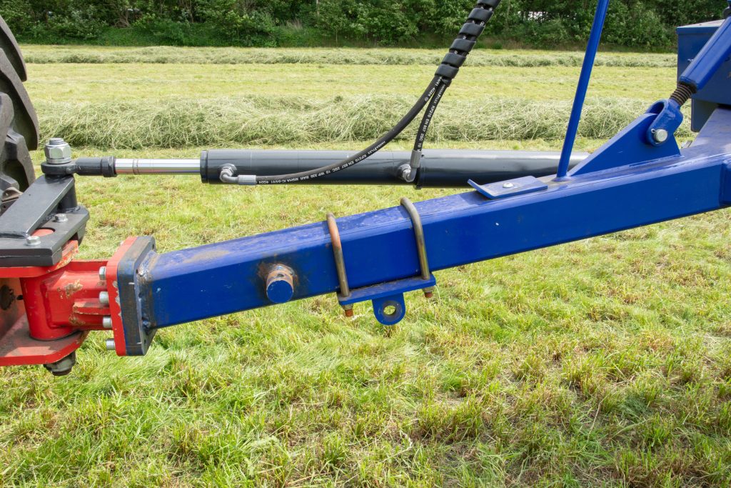 Mechanisatiebedrijf Rosier Greidanus in Winsum (Fr.) paste de dissel aan met een stuurcilinder. Die is aan de transportwielen gekoppeld.