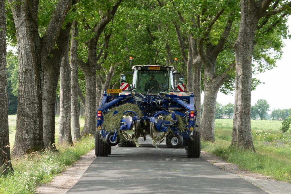Op de weg is de hark net wat breder dan 3 meter. Dat vergt een beetje oplettendheid. Door de stuurcilinder volgt de hark ook op de weg prima.