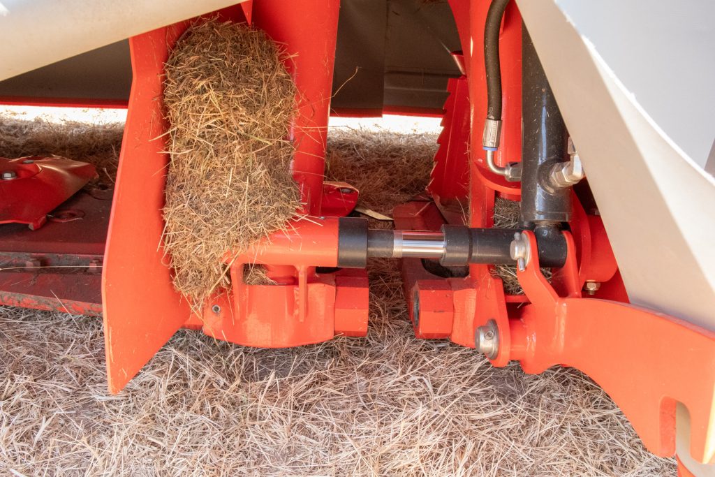 Het geheim van de smid: een cilinder die de drukontlasting verdeelt over beide maaibalken, maar toch het pendelen van de maaiers onderling niet verstoort. Slim gedaan.