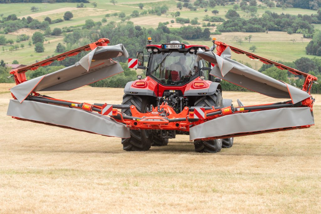 Het is een imposant gezicht: opvouwen gaat een beetje zoals een vijfdelige bemester. De scharnieren dienen zowel als deel van de constructie, alsmede als behuizing van tandwielen die de maaibalken aandrijven.