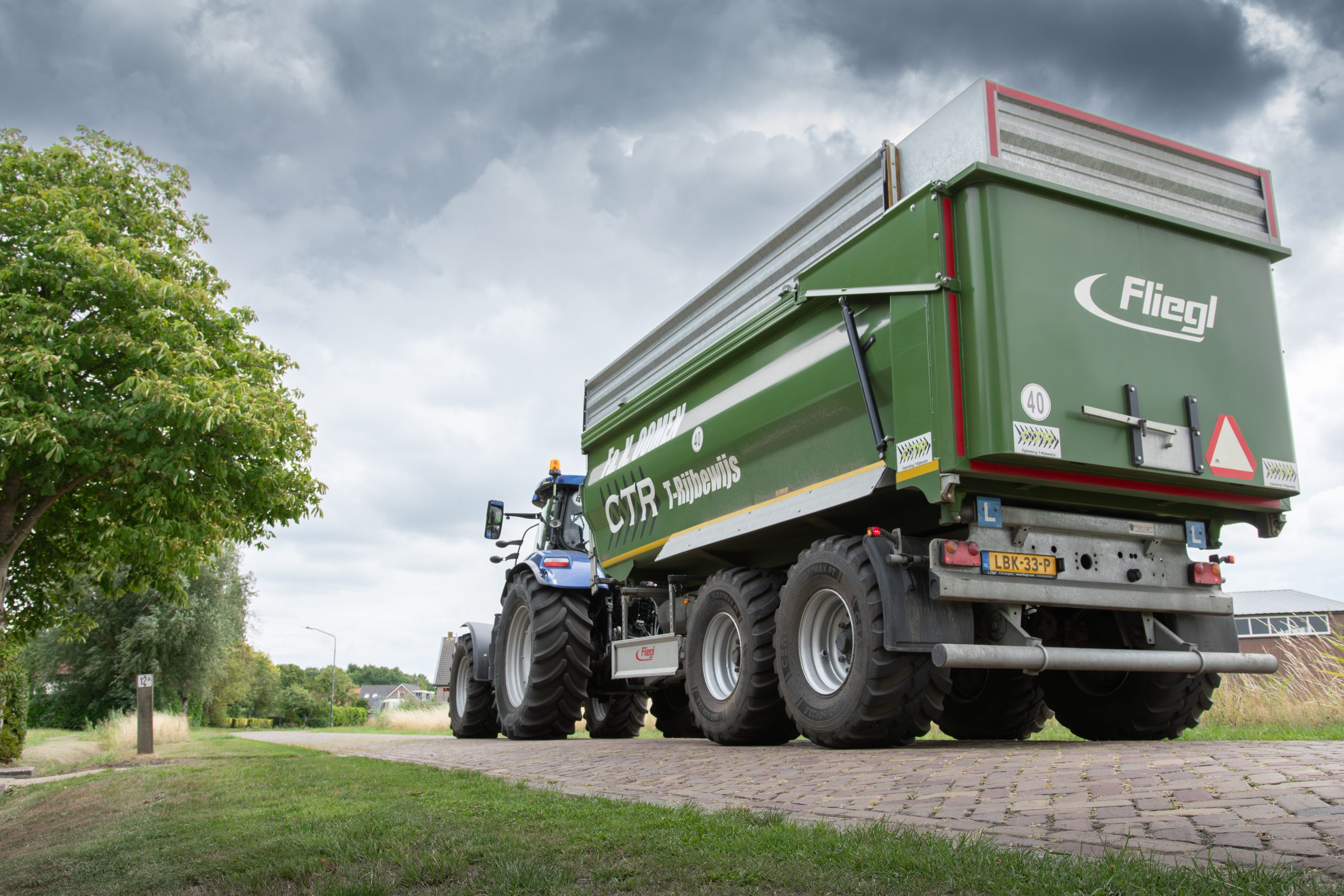 Kees Oomen, eigenaar van CTR T-rijbewijs in Etten-Leur (N.-Br.) en Baak (Gld.), merkte door vragen van klanten dat buitenlandse werknemers mogelijk onbewust strafbaar gebruikmaken van de openbare weg met een landbouwvoertuig, omdat ze sinds deze zomer niet meer in bezit zijn van het juiste rijbewijs. Foto's: Jacco van Erkelens
