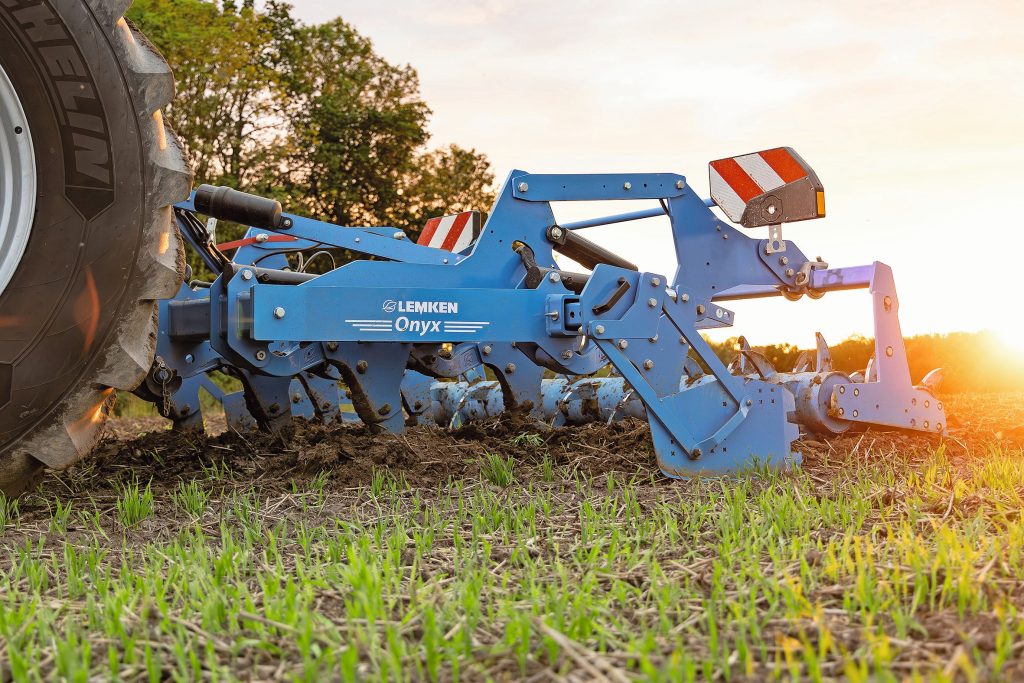 De Lemken Onyx verschijnt in 2026 in beperkte oplage in twee starre uitvoeringen: de MR/300 met 3 meter werkbreedte en de MR/400 met 4 meter.