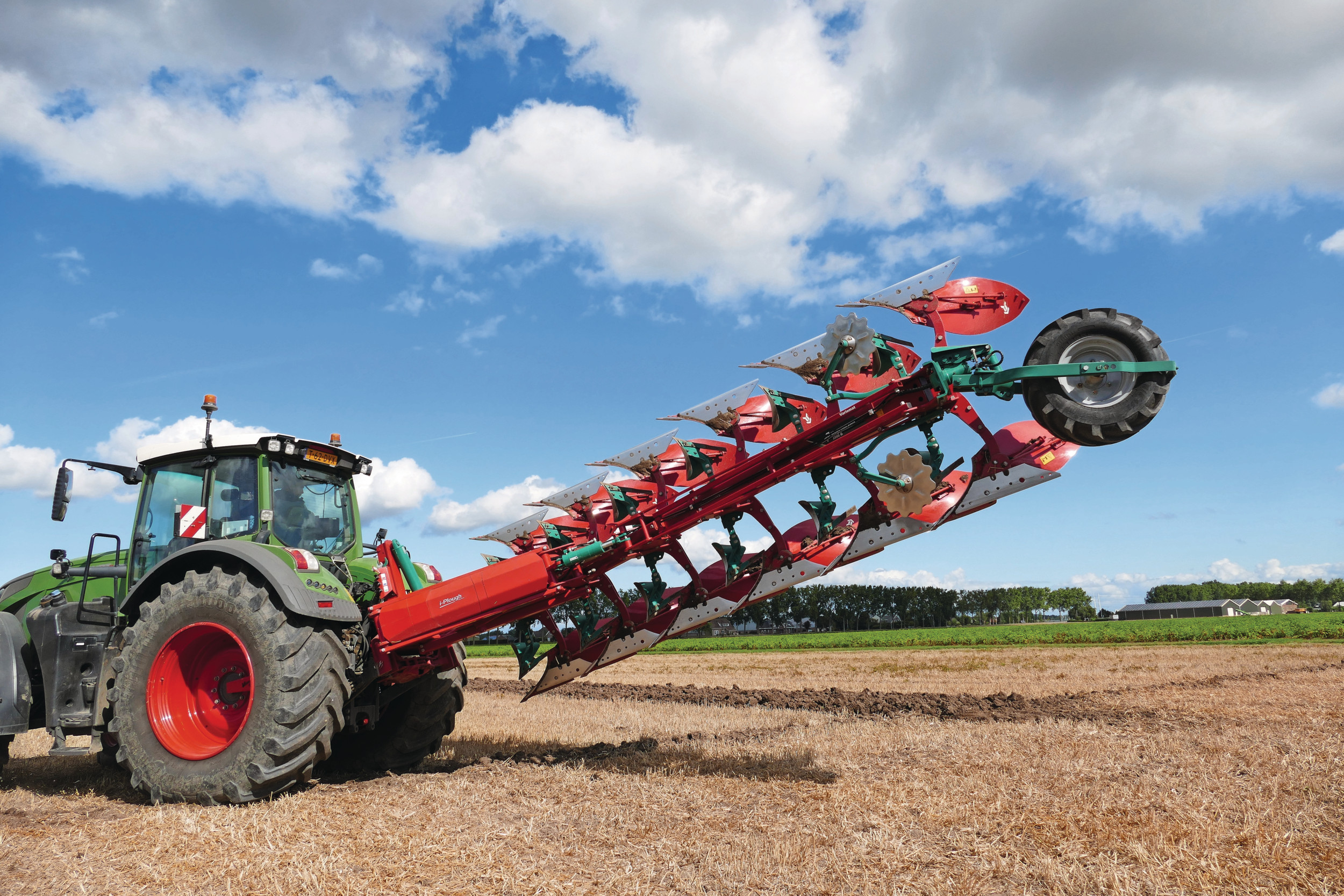 De 3400B i-plough van Kverneland is Isobus-bediend. Met één druk op de knop is de machine om te zetten van in-de-voor naar onland ploegen. Foto's: Martin Smits