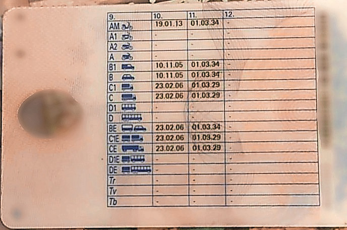 De enige praktische optie als buitenlandse arbeidskracht is om minimaal een C-rijbewijs te behalen. Met het rijbewijs op de foto mag de Oost-Europese werknemer wel een trekker besturen in Nederland. Belgen en Duitsers mogen met een respectievelijk geldig G- en T-rijbewijs een LBT en MMBS in Nederland besturen.