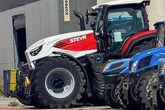 Op sociale media circuleert een spionagefoto van een nieuwe Steyr Terrus 6435. Vermoedelijk rond de 440 pk, evenals de prototype's van Case IH en New Holland doen vermoeden. Foto: TrattorMania.it