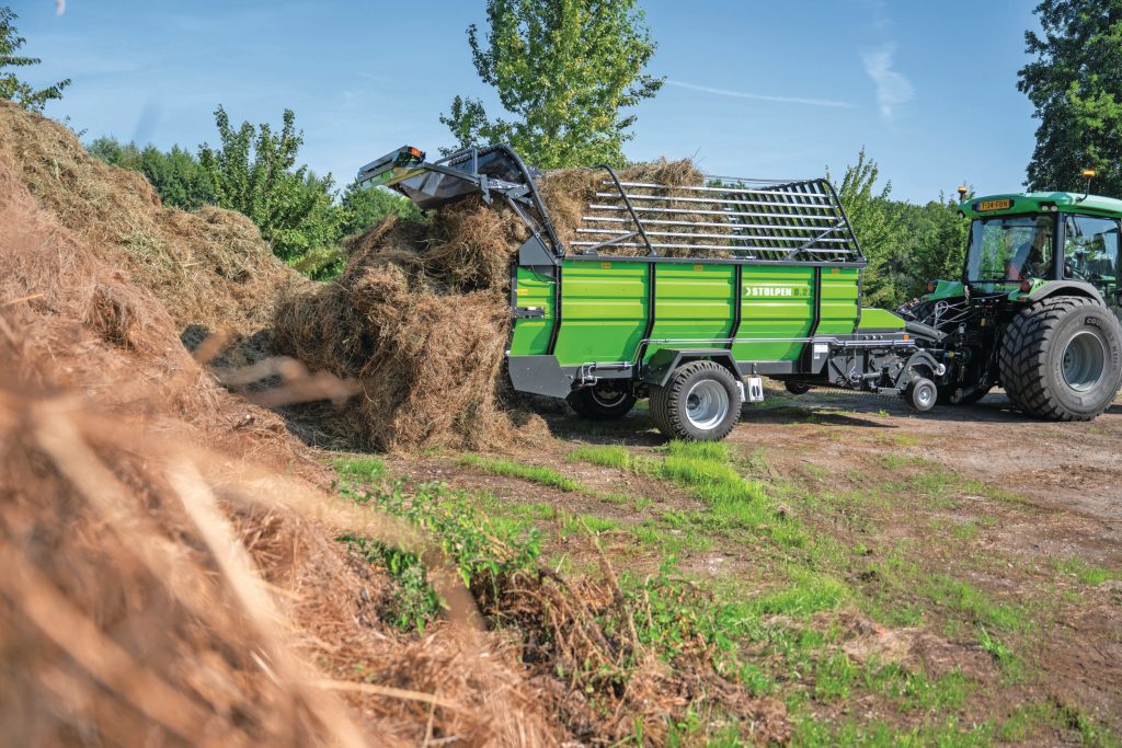 Compact en wendbaar: de Stolpen 8.22-opraapwagen in actie.