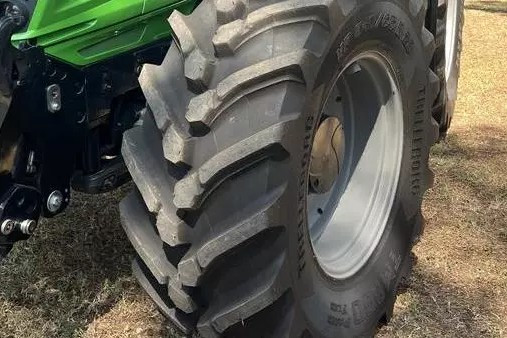 De TM800 PowerFlex-band biedt volgens Trelleborg tot 20% meer grip dan concurrerende banden, minimaliseert hij slip op zachte of natte ondergrond en heeft hij een 5% breder contactvlak om bodemverdichting te verminderen. Foto: Trelleborg