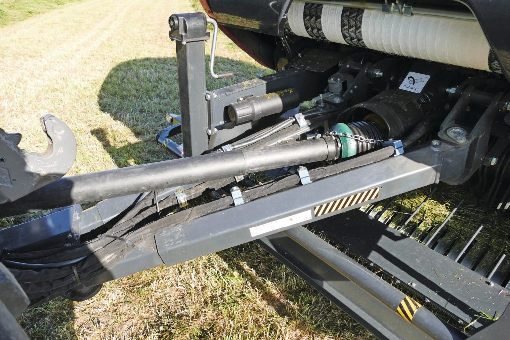 De dissel wordt door de pers, via TIM, automatisch bijgestuurd op basis van de gemeten spanning op de persriemen, zodat de baal gelijkmatig over de volle breedte wordt gevuld.