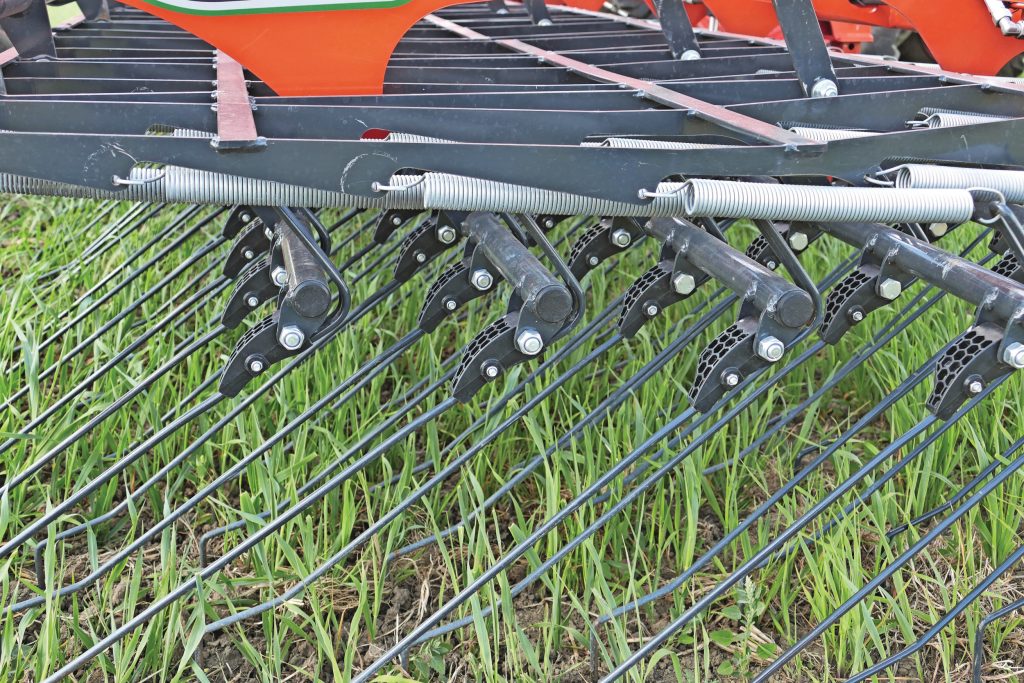 De hoek van de tanden bepaalt mede de agressiviteit. De Arcadia-wiedeg is met twee soorten tanden uit te voeren. Wil je tussentijds wisselen, dan moet je 420 tanden vervangen.