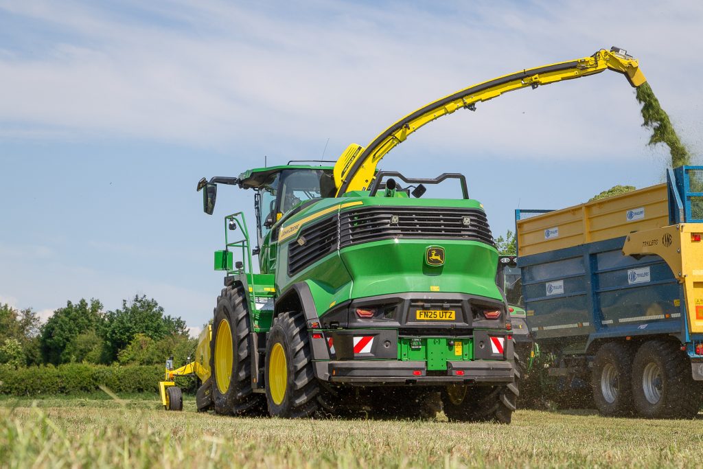 De hakselaar kreeg meteen een nieuw uiterlijk dat meer in lijn ligt met de nieuwe generatie maaidorsers. De motor ligt meer naar achteren om ruimte te maken voor het 40% grotere koelerpakket.