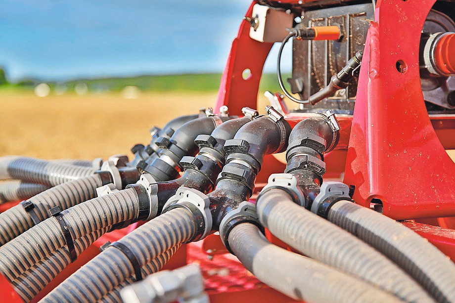 Het aantal uitlopen is naar behoefte aan te passen. Er zijn 6, 12, 18 of 24 zaaduitgangen, afhankelijk van de werkbreedte.