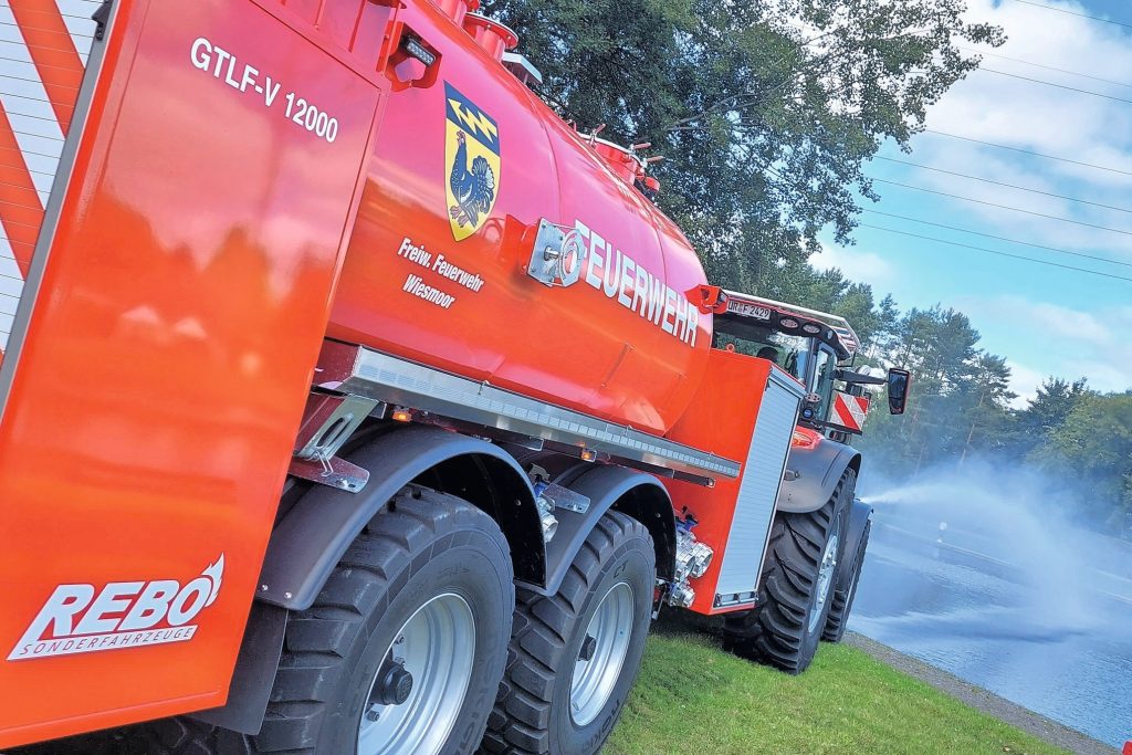 Met een krachtige pomp wordt 6.000 liter water/schuimconcentraat per minuut verpompt. Twee waterkanonnen voorop en één achterop geven de brandweer een enorm blusvermogen.