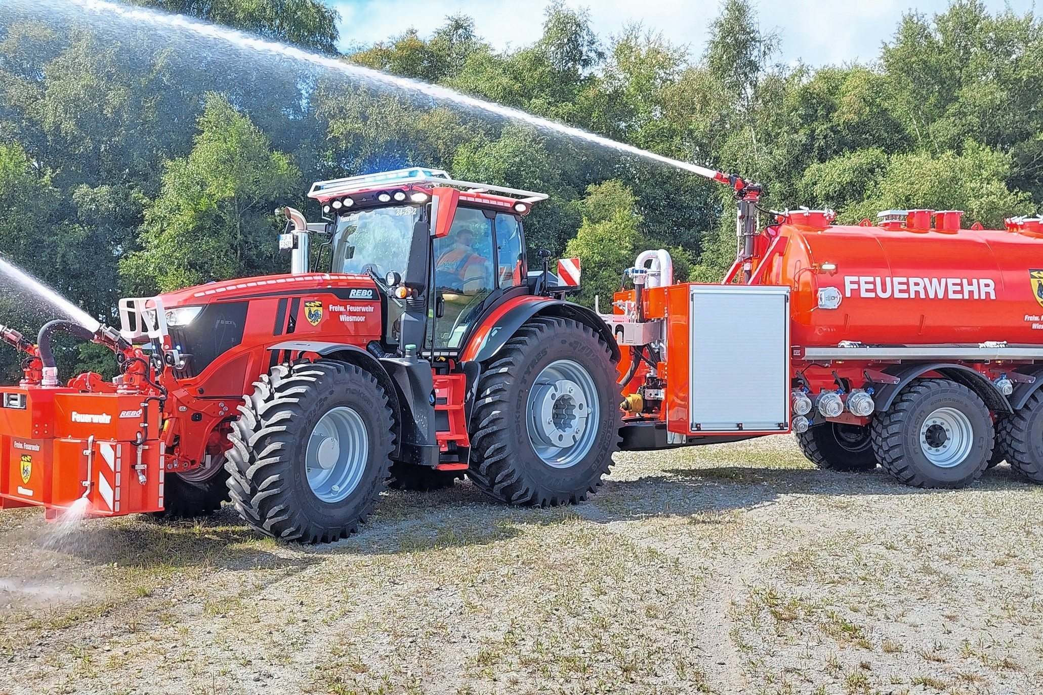 Deze John Deere 6R 250 is omgebouwd tot brandweertrekker, met een tankwagen van 12.000 liter, een apparaat om zandzakken te vullen en een lier van 80 meter lang. De trekker, ontwikkeld door Rebo Sonderfahrzeuge, is volledig toegerust om branden en rampen te bestrijden. Foto's: Facebook