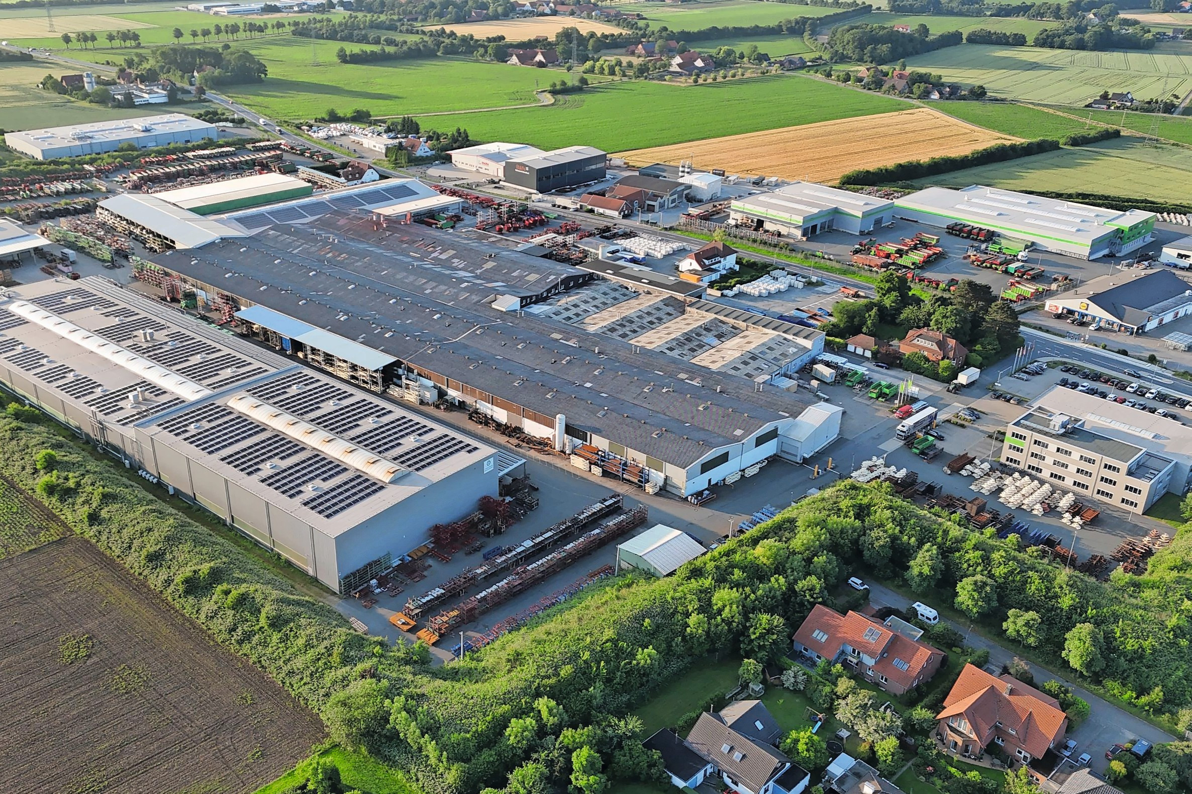 De vestiging van de Duitse machinefabrikant Strautmann in Bad Laer (D.). In de lakafdeling brak maandagmiddag 18 augustus brand uit. Foto: Strautmann