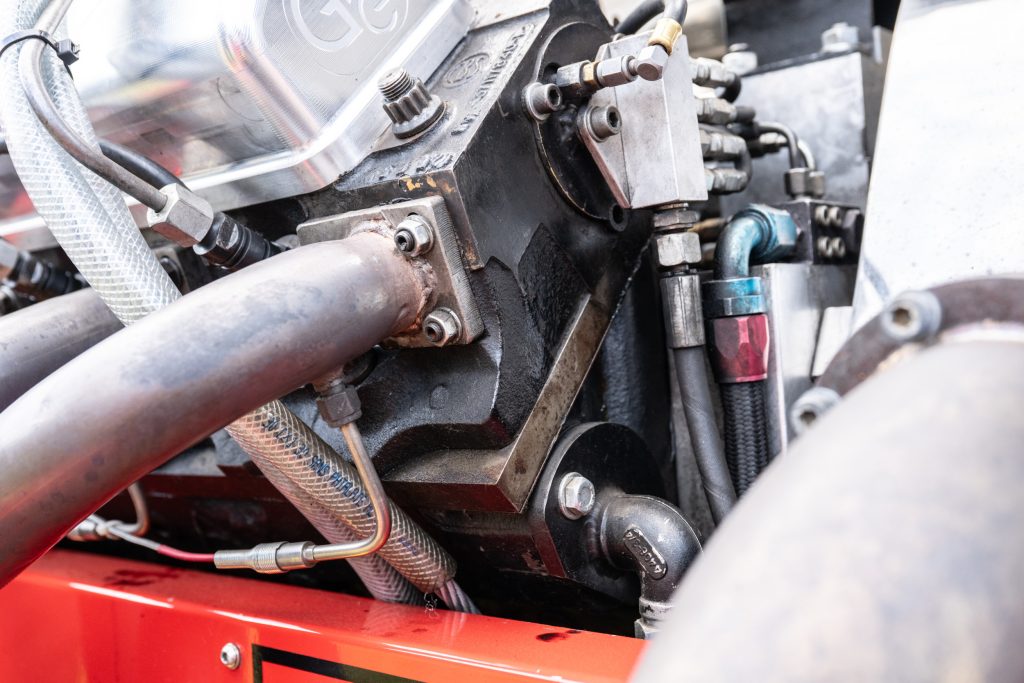 Tussen cilinderkop en onderblok zit een 'dekplaat'. Bij Red Attraction maakt deze deel uit van de cilinderkop, de kleppen steken er doorheen.