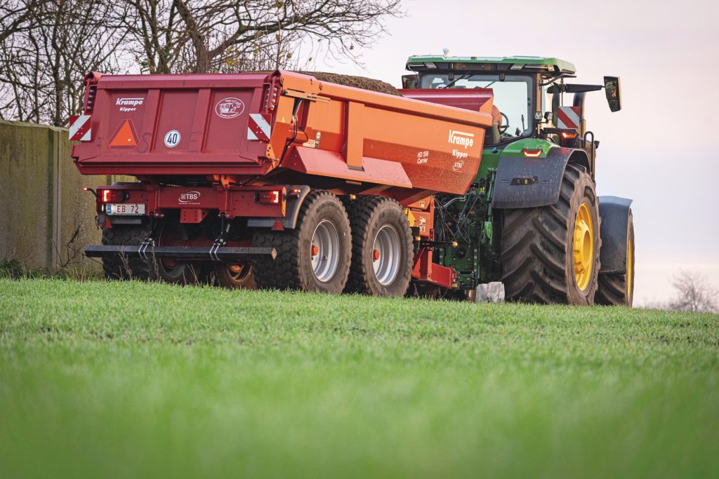 Een Krampe HD550 Carrier-gronddumper aan het werk. Het gamma bij Krampe is omvangrijk met kippers, schuifwagens, silagewagens, haakarmsystemen en driezijdige kippers. Foto: John Christensen