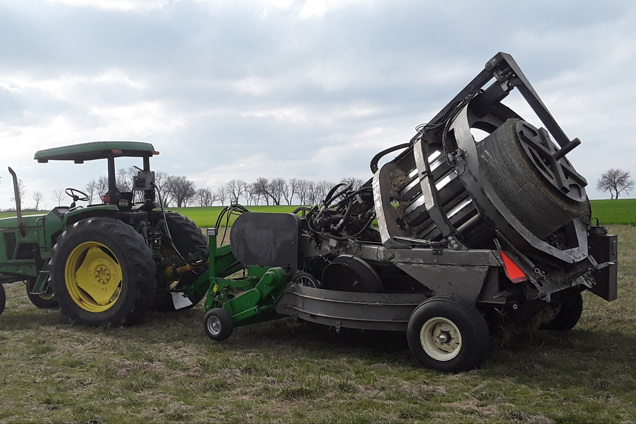 Dit prototype van een continue rondebalenpers maakt gebruik van een perskamer vergelijkbaar met die van een vierkantenbalenpers. De perskamer staat 90 graden gedraaid ten opzichte van een conventionele rondebalenpers. Foto's: Kenneth R. Underhill