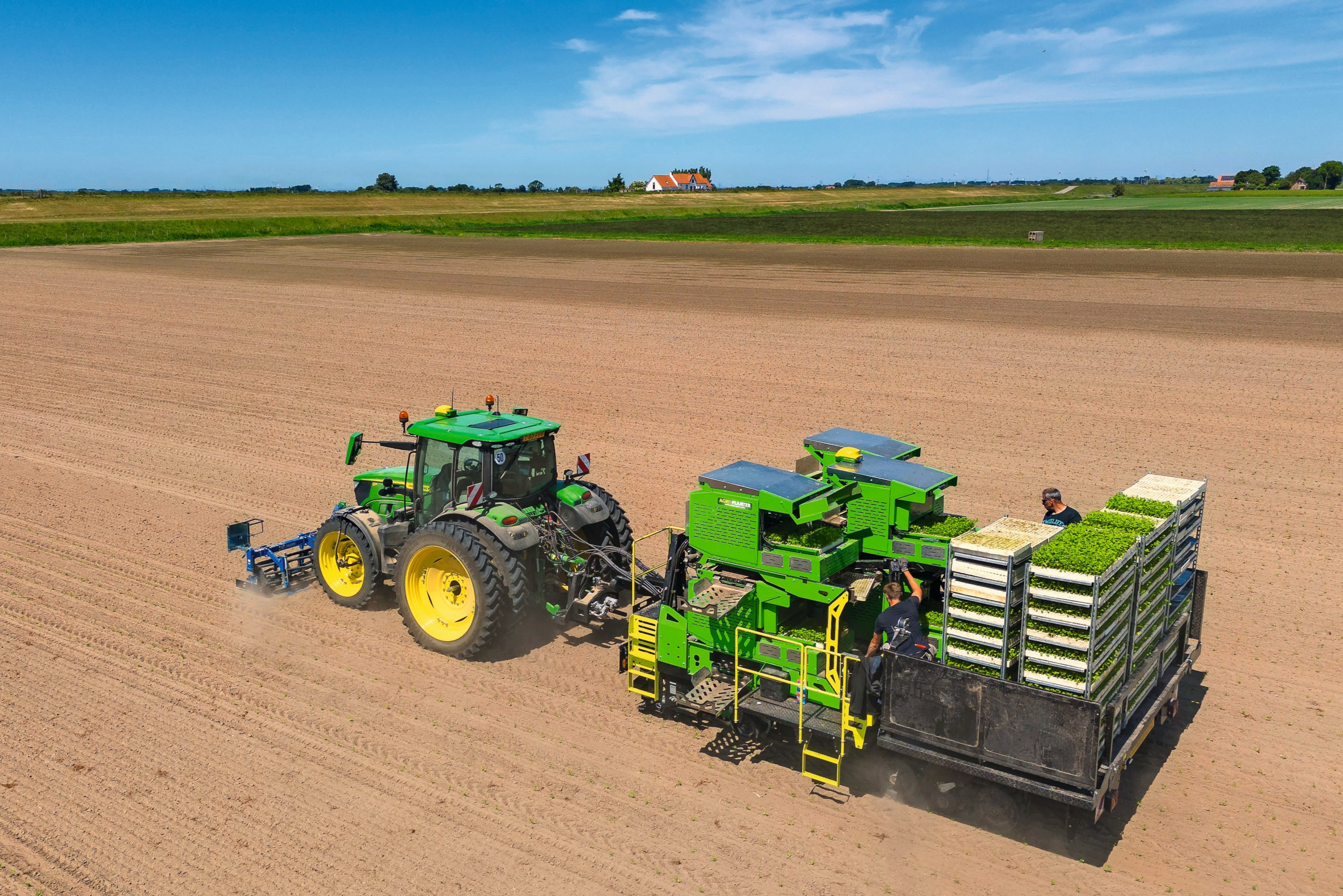 Strak werk. De Agri Planter 6 SP-A met bouwjaar 2025 maakt zijn debuut bij familie Breure in Zuid-Beijerland (Z.-H.). Vader en zoons Breure roemen de snelheid en nauwkeurigheid van het plantproces, waarbij slechts twee personen achter op de machine staan. Foto's: Mark Pasveer