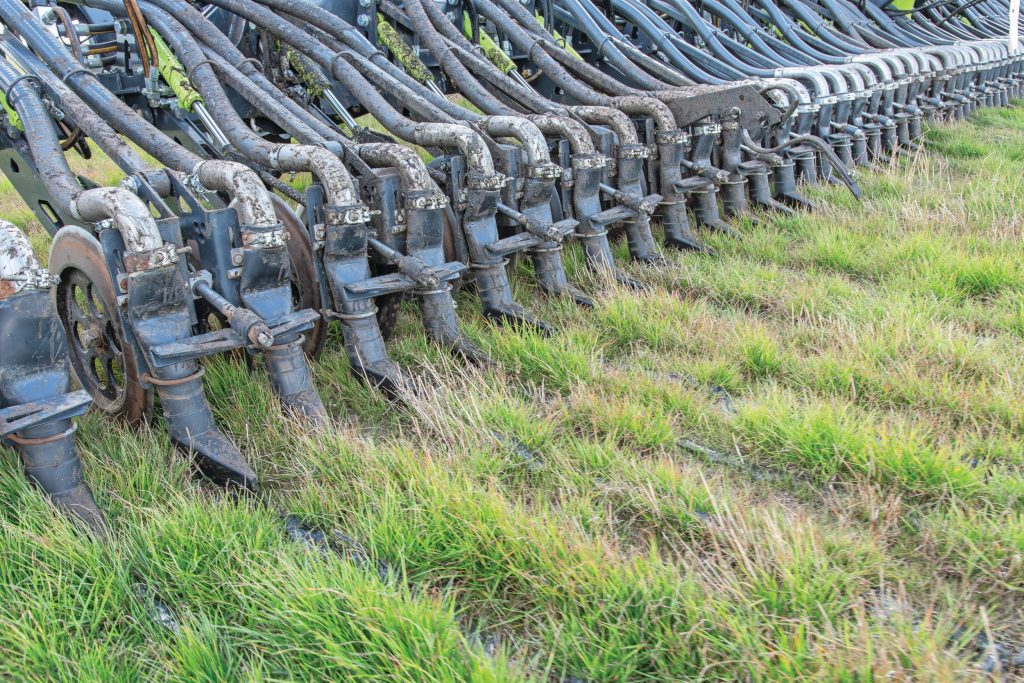 Het design van de uitstroomvoetjes zorgt dat de mest min of meer wordt afgelegd. Opvallend is dat je nauwelijks trillende slangen ziet, en ook absoluut geen spetterende mest (hier varkensmest). Levert strak werk.