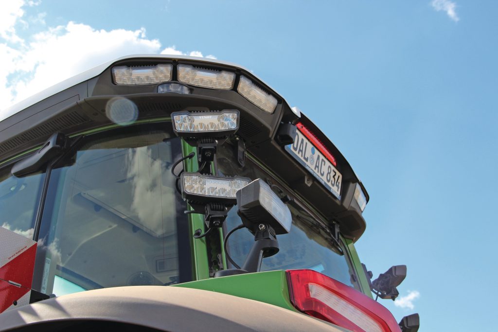 Nieuw bij Fendt is dit Ultravision-verlichtingspakket, te vinden in de nieuwe dakrand op deze X6-cabine. Het lichtpakket bestaat uit maximaal 26 Hella-werklampen.