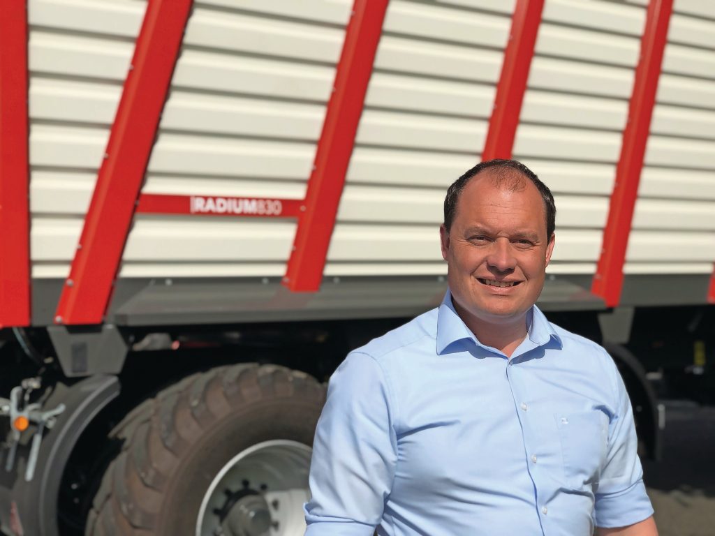 De huidige directeur/eigenaar Robin Krampe (34) werkte eerder bij Amazone, Liebherr en bij de Claas-importeur in Nieuw-Zeeland. Sinds 2017 is hij voltijds werkzaam op de Krampe-locatie in Coesfeld (D.). Zijn hart ligt bij het familiebedrijf en dan met name bij de productie, constructie en inkoop. Sinds 2020 is hij directeur-eigenaar van Krampe. Zijn boer en zus hadden geen interesse om in het bedrijf te participeren. Foto: Bas van Hattum