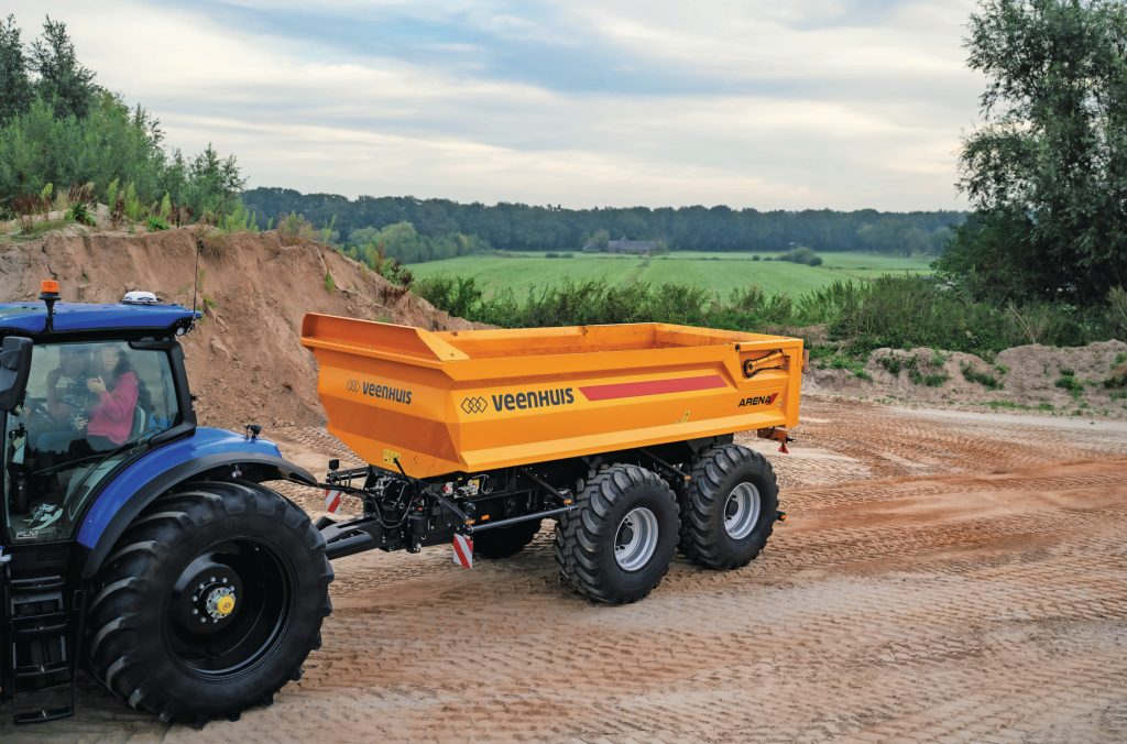 De Arena-kipper beschikt over een robuust chassis en een Hardox-stalen laadbak.