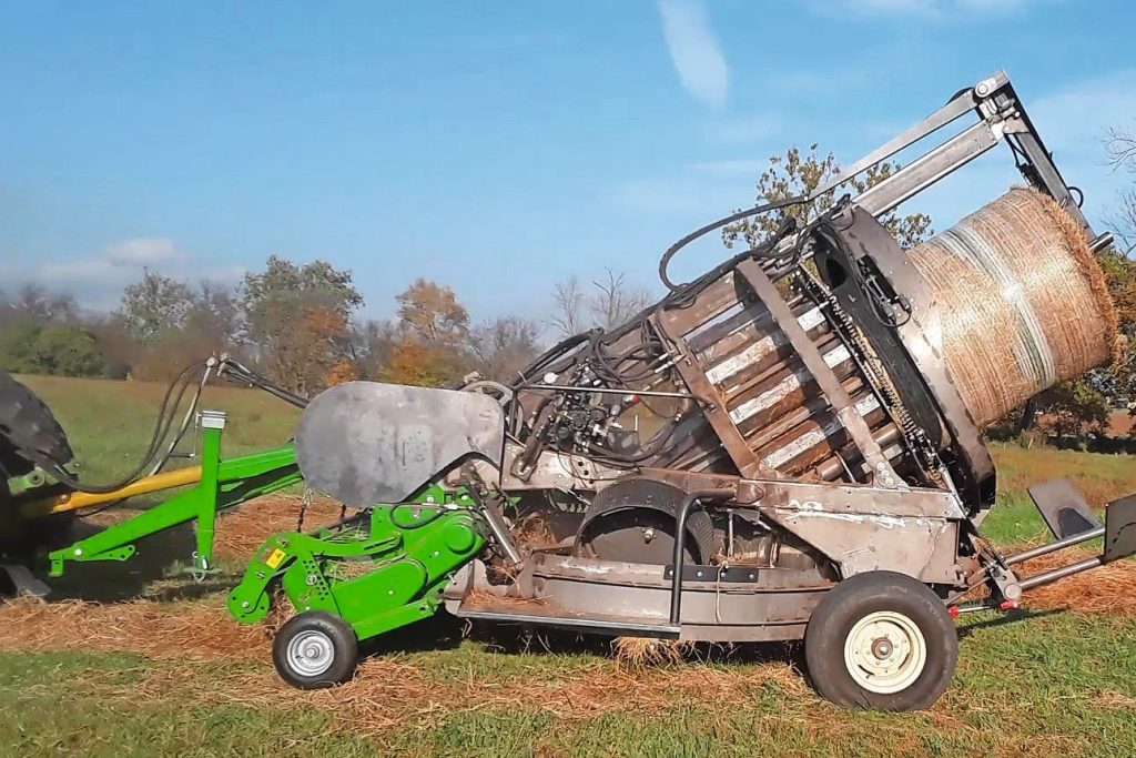 De baal wordt aan de achterkant van de machine afgesneden van de langere sliert zodra de baal op de goede lengte is. Volgens Underhill koste het meerdere ontwerpen voordat het systeem werkte zoals de uitvinder wilde.
