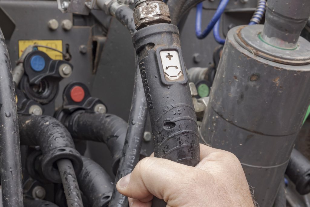 De hydrauliekkoppelingen staan onder een kleine hoek, wat het aankoppelen echt vergemakkelijkt. Ongeacht het merk en type trekker lukt dat met één hand. Daarnaast is de gelaserde markering top. Foto’s: Sönke Schulz, Stefan Tovornik