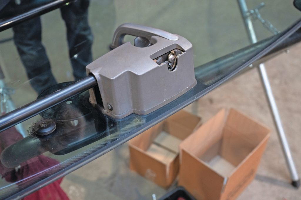 Losse onderdelen als deuren worden zoveel mogelijk gedemonteerd. Bij zware deuren van een vierstijlencabine is soms wat extra hulp nodig, aldus Niels Buitenhuis. Na het demonteren van de deuren verwijdert hij de handgrepen en sloten.