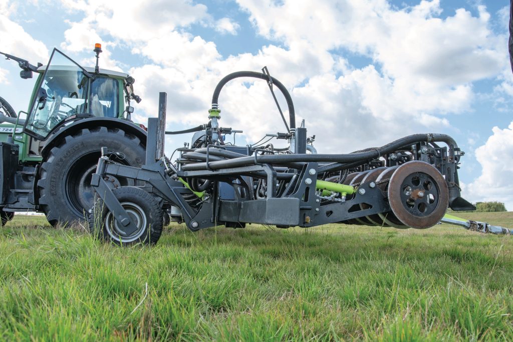 Het zware frame hangt tijdens het bemesten zo’n 55 centimeter vanaf de grond. Het uitheffen van de elementen gebeurt met dubbelwerkende cilinders. Tussen elk schijvenpaar zitten mechanische afsluiters die bij volledig heffen de uitstroomvoetjes afknijpen. Hef je tot halverwege, dan blijft de afsluiter open en kun je over de slang heen bemesten.