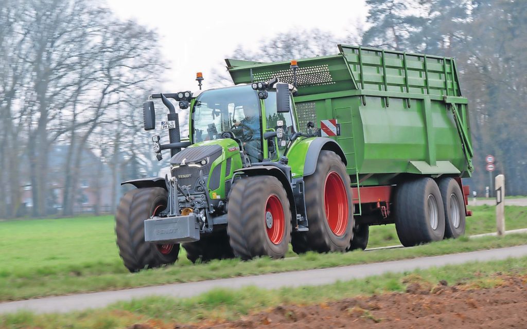 De 620 Vario ligt heerlijk stabiel en comfortabel op de weg. En het dieselverbruik bij transport blijkt recordwaardig. De trekker rijdt 50 km/u met 1.350 motortoeren. Foto: Michel Velderman
