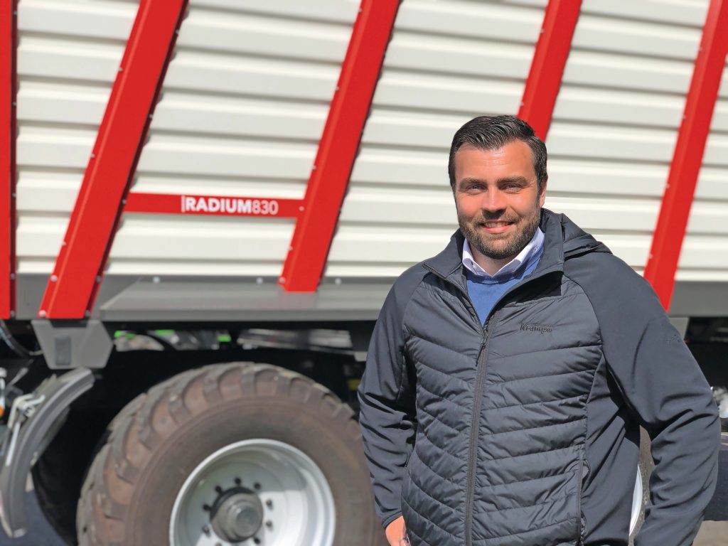 Christian Buïel (30) is sinds eind 2024 de fabrieksvertegenwoordiger voor Nederland, België, het Verenigd Koninkrijk en Ierland. Hij studeerde aan de Aeres Hogeschool in Dronten en vervolgens aan Wageningen UR. Hij werkte in de landbouw in Canada en Nieuw-Zeeland (Claas-importeur). Voordat hij bij Krampe ging werken, was hij marketingmanager bij Krone voor Nederland en België en marketingmanager bij de APH-Group. Foto: Bas van Hattum