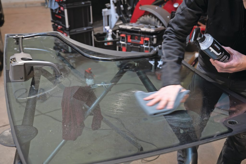 De gedemonteerde onderdelen zijn vervolgens makkelijker te reinigen en ontvetten. Vaak zit het meeste vuil op de plekken waar lastig bij te komen is, denk aan de randen langs de handgrepen. Dit zijn ook zichtplekken, hier moet de folie naadloos aansluiten. Bij instappen valt het oog telkens op deze plek.