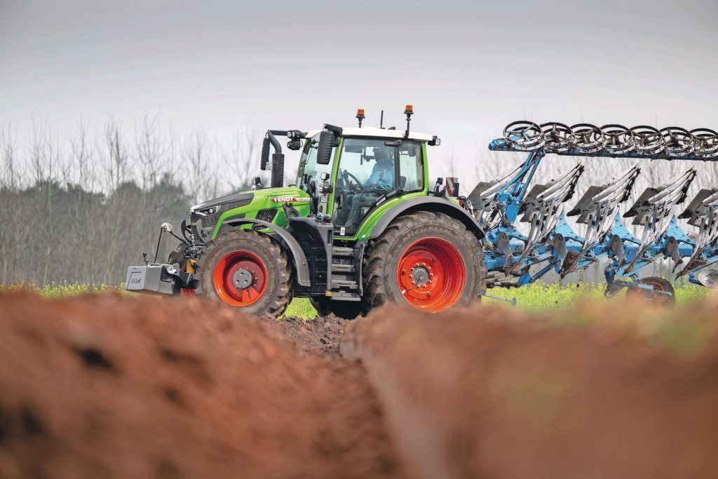 Met ruim 200 pk onder de kap, ruim 8,5 ton hefvermogen en (optioneel) een hydrauliekpomp die 205 l/min levert, kan de viercilinder goed meekomen met menige zescilinder en die soms zelfs overtreffen. Omdat de voorwielen een fractie sneller draaien als je een bocht maakt, wordt de trekker als het ware door de bocht getrokken – hij draait krap. Foto: Michel Velderman