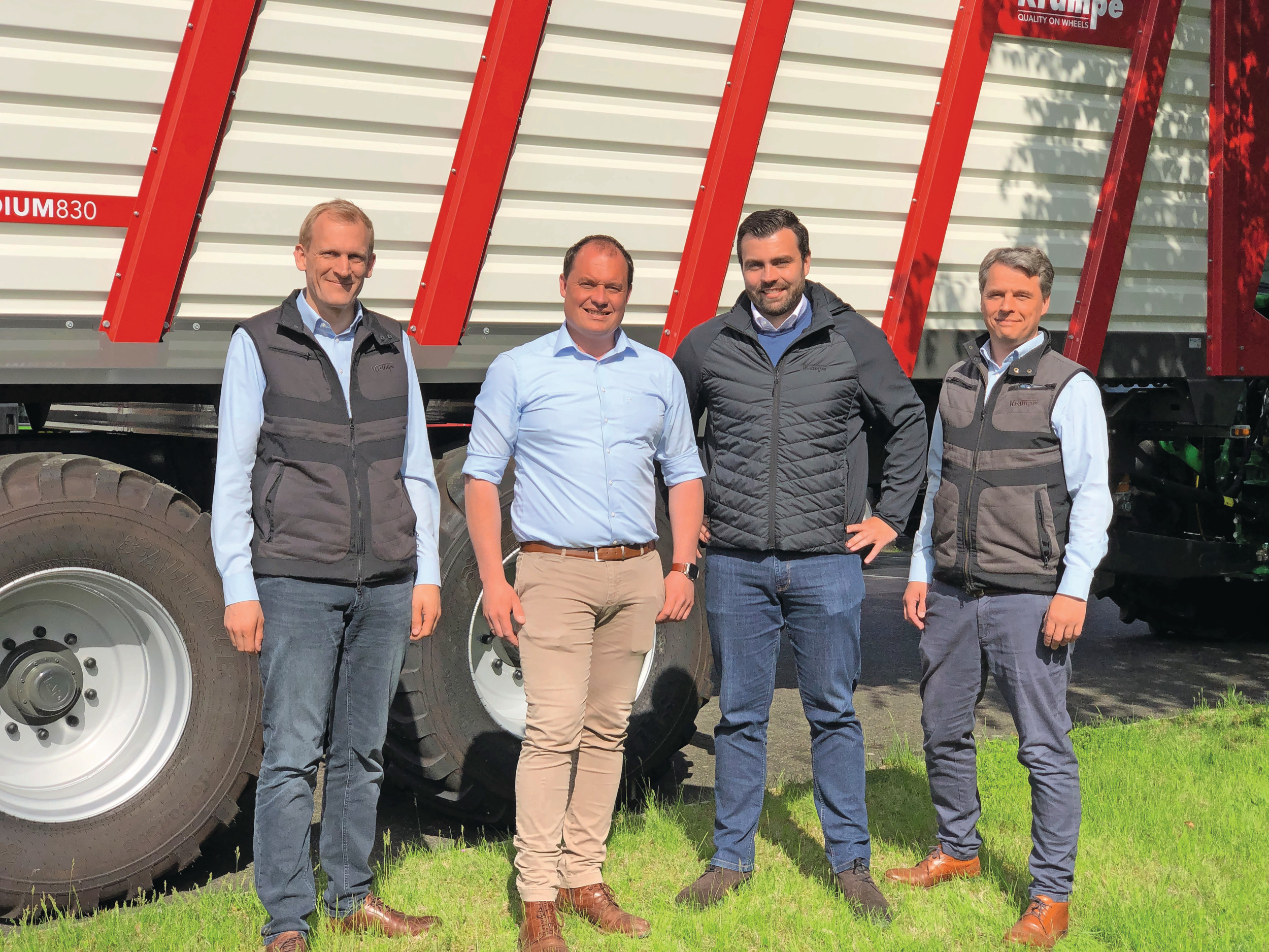 Het Duitse Krampe groeide in 2024, en dat is tegen de trend in. In een exclusief interview met TREKKER deelt de directie van Krampe haar visie, samengevat in zes stappen. Op de foto, staand voor de Radium-silagewagen vanaf links: Felix Reuver (salesdirecteur, werkte voorheen onder meer bij Amazone, Krone en KWS), Robin Krampe (directeur/eigenaar), Christian Buiël (salesmanager Nederland, België, Verenigd Koninkrijk en Ierland) en Frank Meibes (exportmanager). Foto: Bas van Hattum