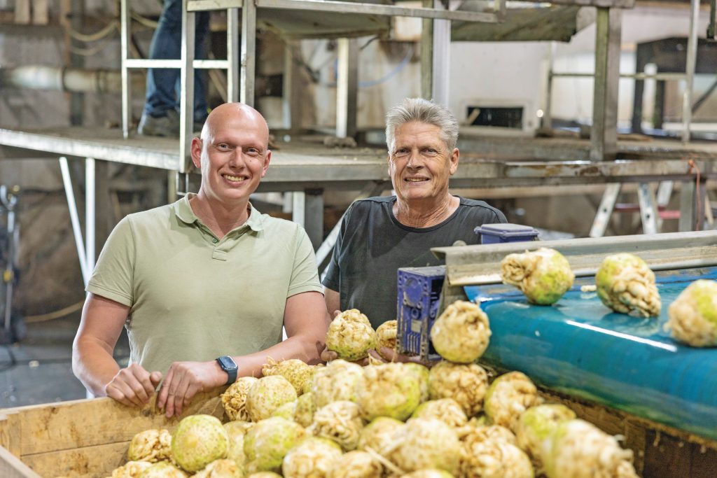 Familie Breure – vader Cees (65) en zoons Brend (31) en Twan (27, niet op de foto) – teelt knolselderij en heeft een eigen bewaring en wasserij in Zuid-Beijerland (Z.-H.). Jaarrond er is er werk en leveren ze knollen. De teelt beslaat 65 hectare, deels op gehuurde grond. Breure heeft jarenlange ervaring met knolselderij, opa begon ermee. Het jonge machinepark is volledig toegesneden op de teelt en sinds kort is er een splinternieuwe plantmachine.