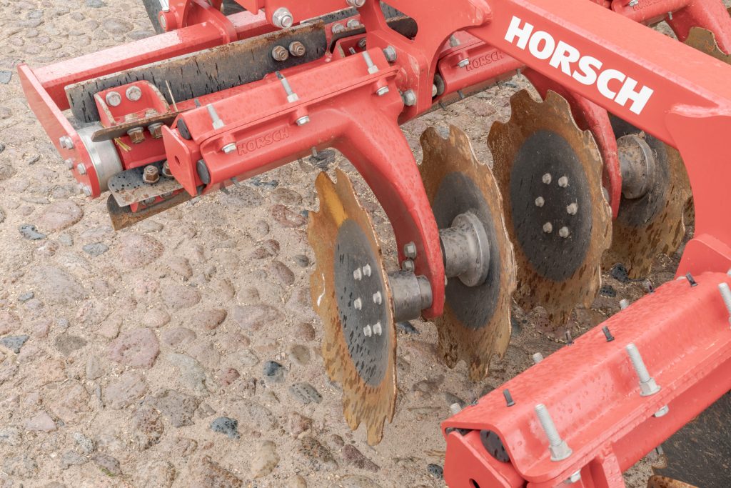 Deze constructie met twee 52 centimeter grote schijven per schijfophanging is ongevoelig voor verstoppingen. Ze staan onder een hoek van 17 graden en daarnaast iets stekend. Je kunt kiezen uit drie typen schijven.