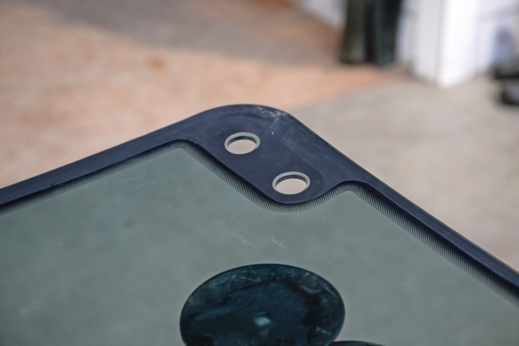 De lijn van de folie gaat tot net over de zogenoemde dot-matrixlijn (zwarte puntjes) heen. Deze sluit straks na de montage weer naadloos aan op de steunen en scharnieren. Ook vanaf de buitenkant zie je nu geen lijnen tot waar de folie is geplakt.