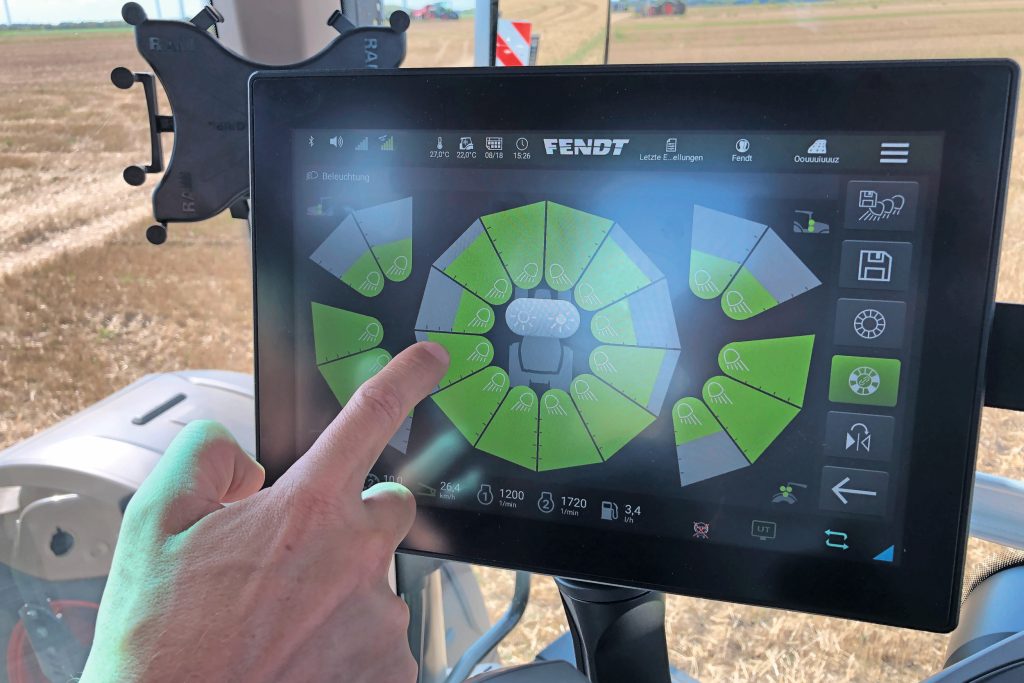 Dit menu hoort bij het Ultravision-lichtpakket. Je kunt heel makkelijk alle werklampen - apart of gezamenlijk - in vijf standen dimmen, spiegelen of voorprogrammeren. Foto: Bas van Hattum