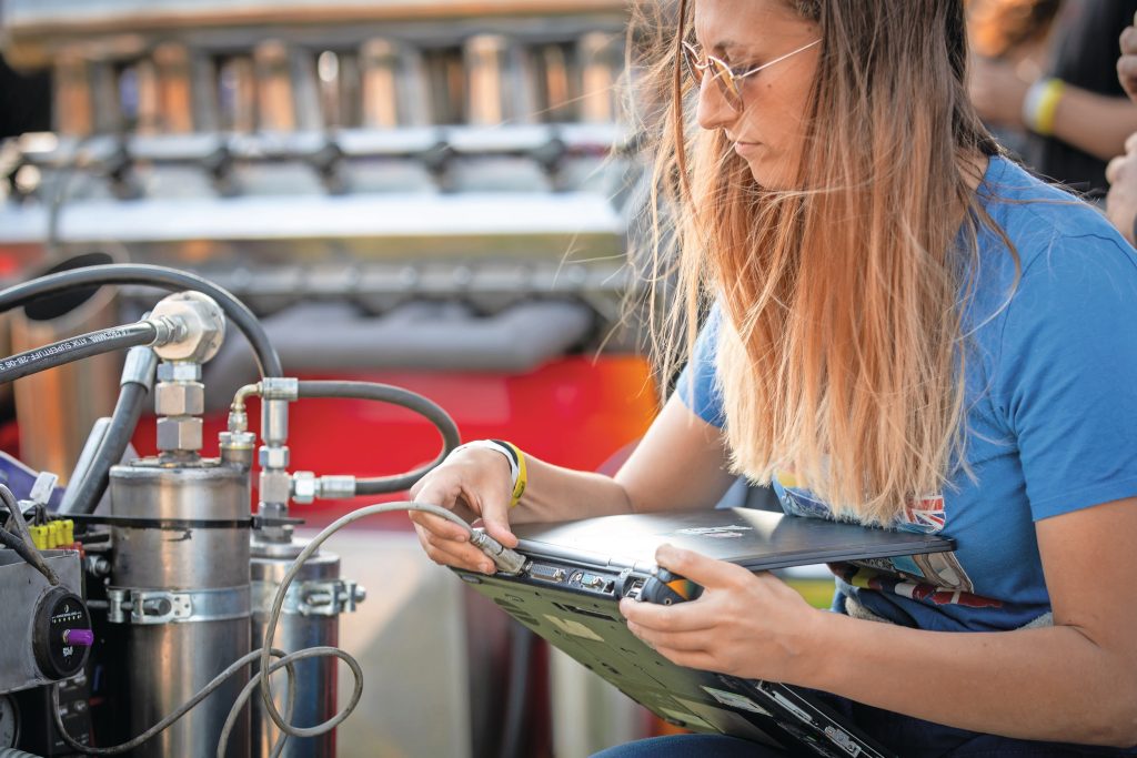 Na het warmdraaien sluit Kyra de laptop aan op de datalogger. Ze checkt of de gegevens van alle sensoren binnenkomen en maakt opslagruimte vrij. Foto: Anne Rozendaal