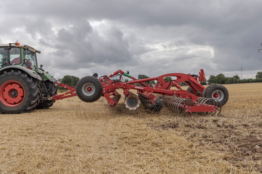 Draaien op de kopakker kan op de pakkerwals zoals op deze foto, of op het transportonderstel. Voor het eerste hef je met de hydrauliekcilinder op de dissel beide voorste loopwielen uit.